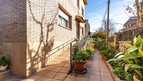 Vista exterior de Casa o xalet en venda en Cerdanyola del Vallès amb Aire condicionat, Calefacció i Jardí privat