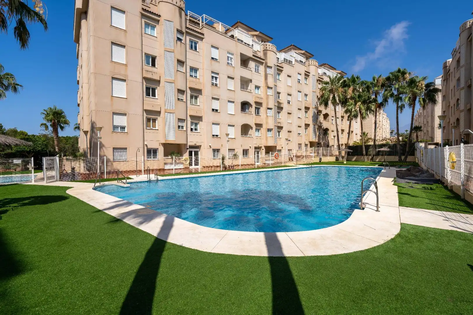 Piscina de Pis en venda en Roquetas de Mar amb Aire condicionat, Jardí privat i Terrassa