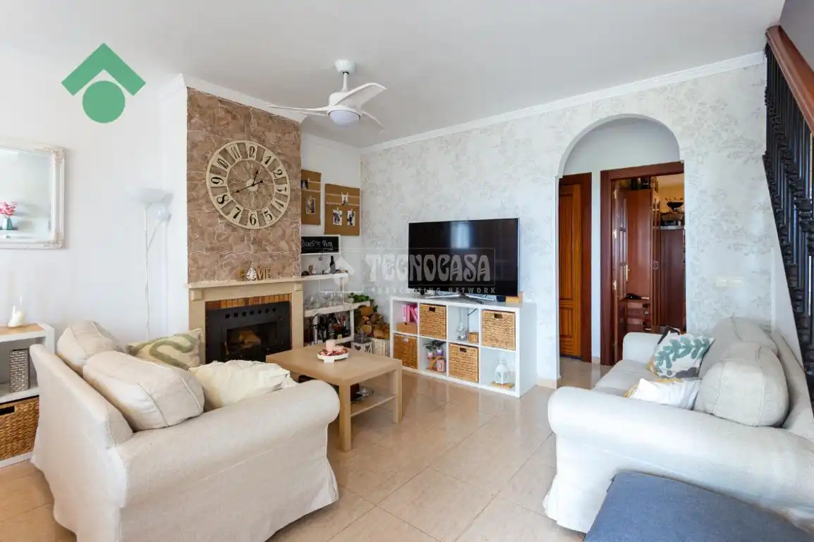 Sala d'estar de Casa adosada en venda en Vélez-Málaga amb Aire condicionat, Terrassa i Piscina comunitària