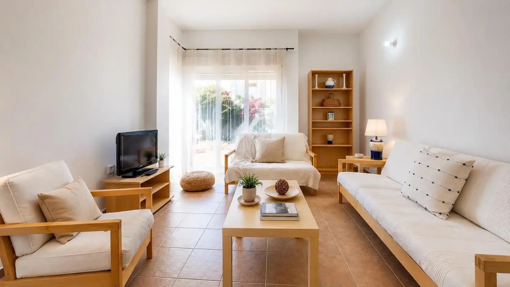 Sala d'estar de Pis de lloguer en Almería amb Aire condicionat, Calefacció i Jardí privat