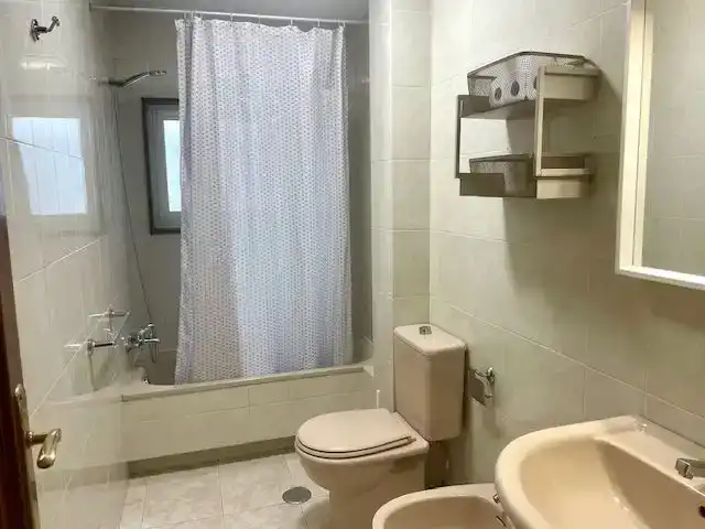 Baño de Piso de alquiler en Oleiros con Parquet, Trastero y Amueblado
