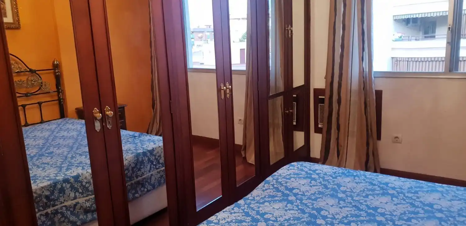 Habitación de Piso de alquiler en Sevilla con Aire acondicionado, Amueblado y Horno