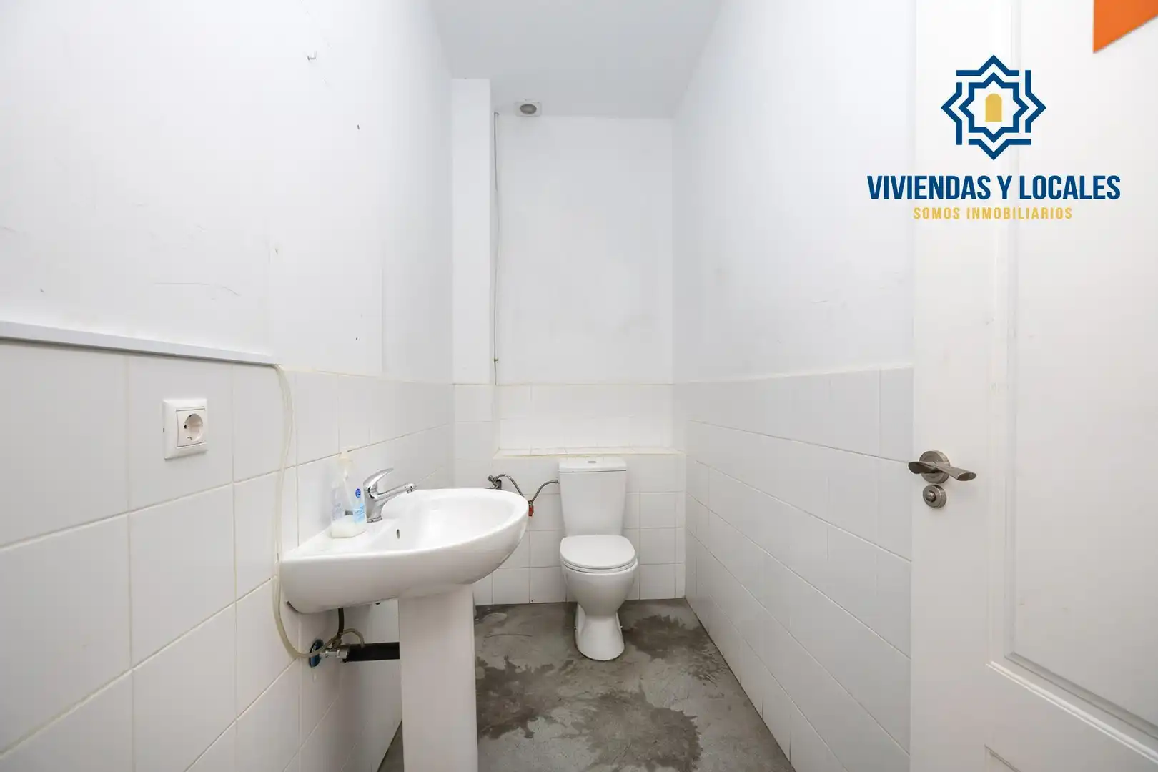 Baño de Local en venta en Granada