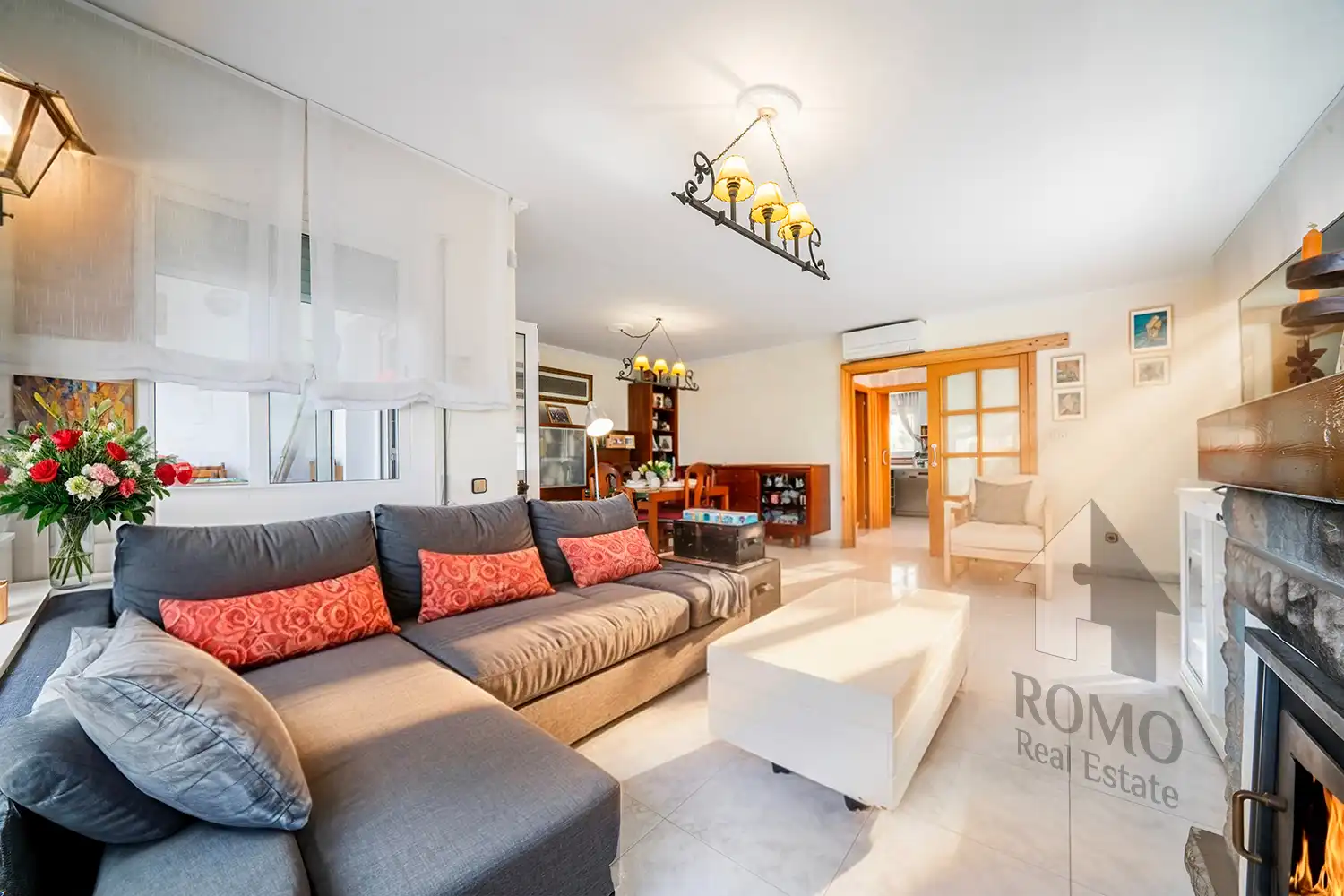 Sala de estar de Casa adosada en venta en Santa Perpètua de Mogoda con Aire acondicionado, Calefacción y Jardín privado