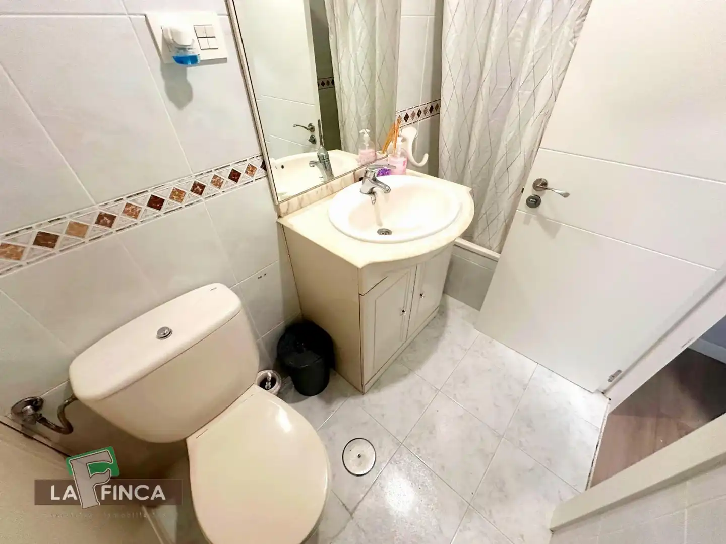 Baño de Piso en venta en Oviedo  con Calefacción y Trastero