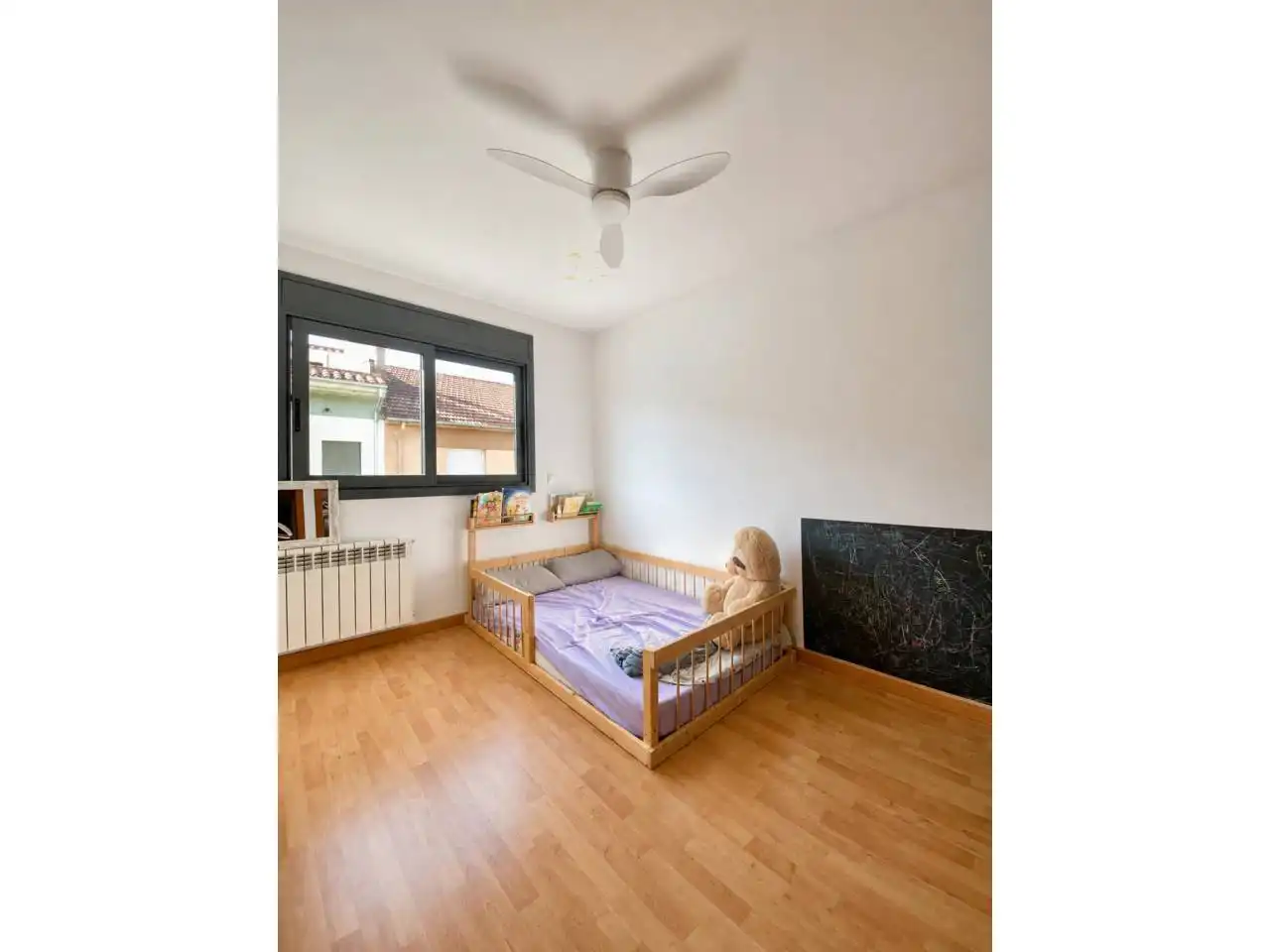 Habitación de Casa adosada en venta en Sant Joan Les Fonts con Calefacción, Parquet y Terraza