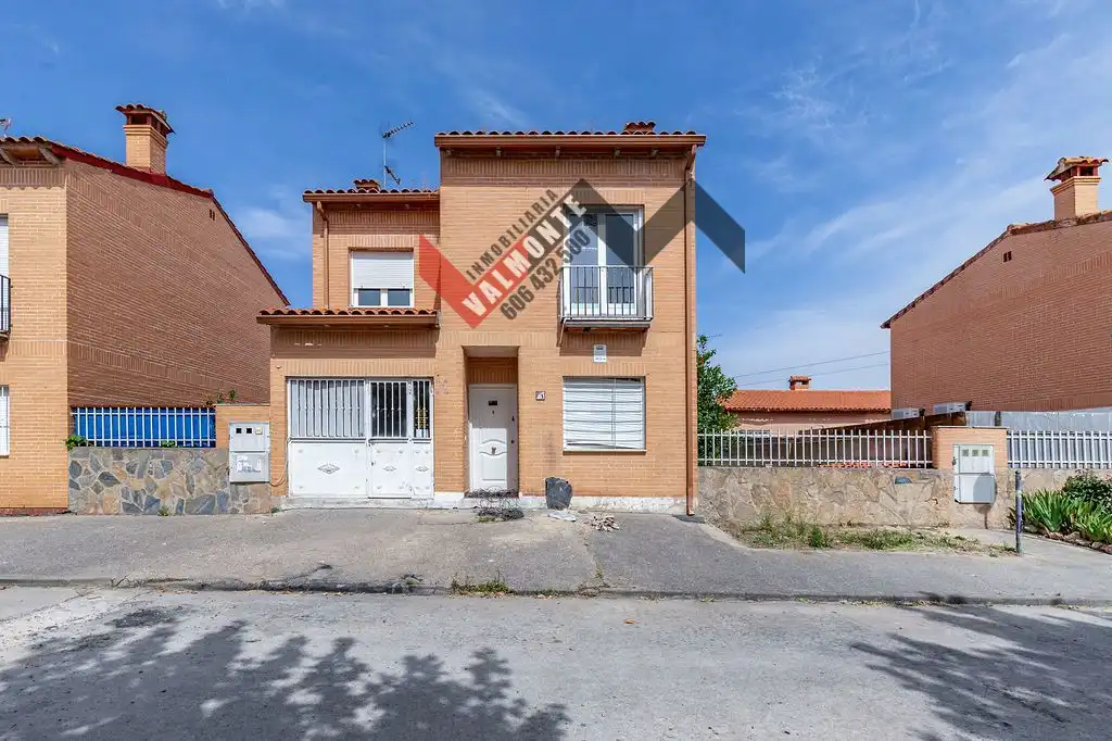 Vista exterior de Casa o chalet en venta en Otero con Jardín privado