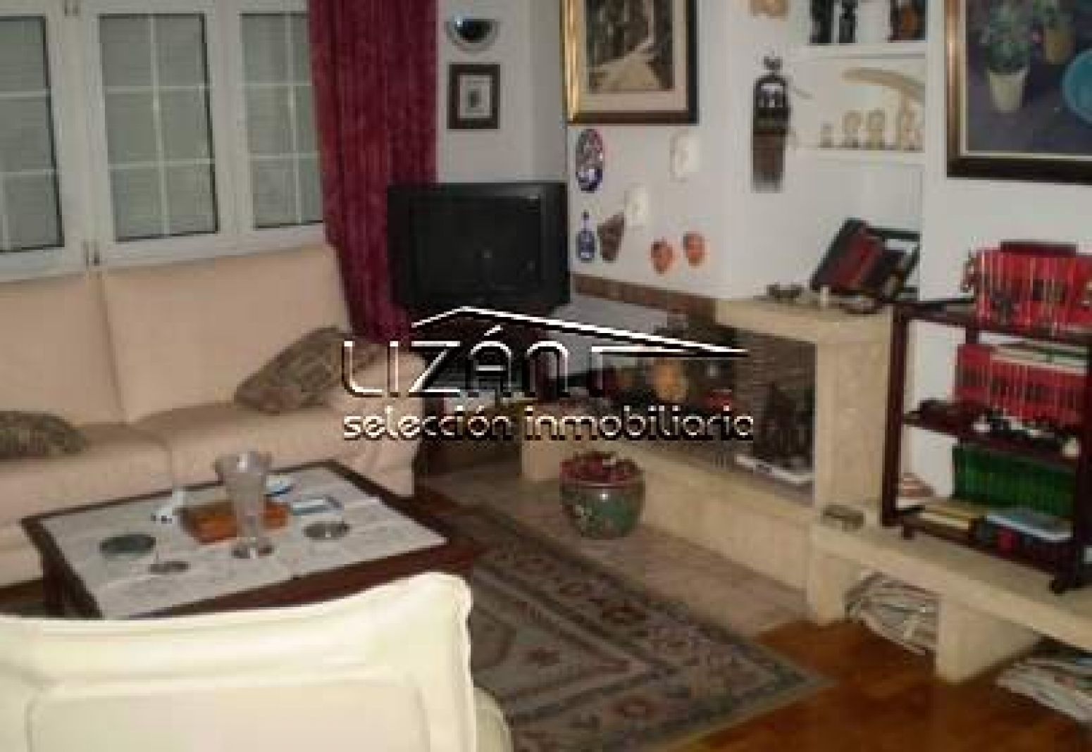 Sala d'estar de Casa o xalet en venda en Siero amb Parquet, Terrassa i Piscina