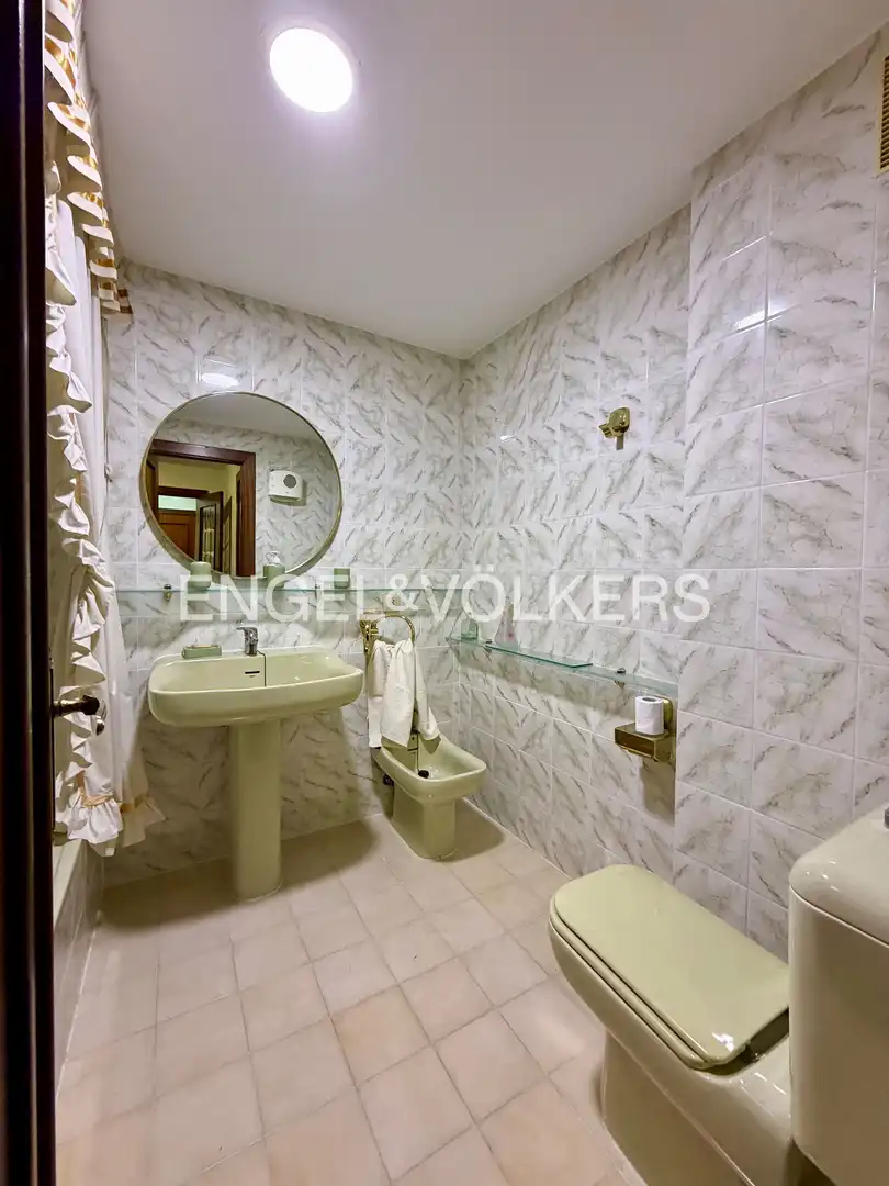 Bathroom of Flat for rent in Valencia  with Air Conditioner, Heating and Balcony