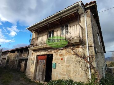 House with garden for sale in Maceda