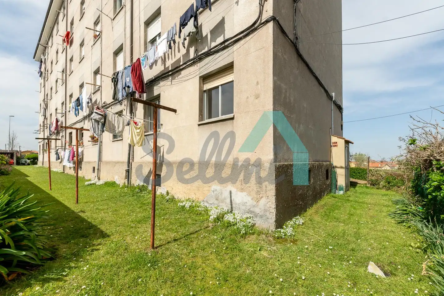 Vista exterior de Planta baja en venta en Avilés con Calefacción, Parquet y Trastero