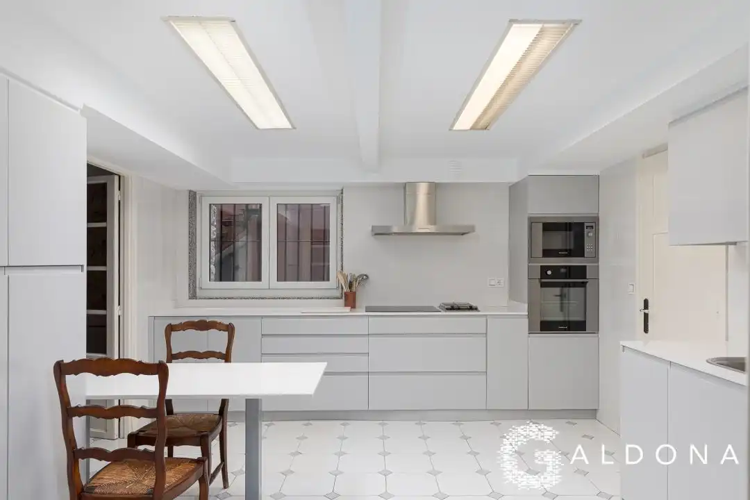 Cuina de Casa o xalet en venda en Donostia - San Sebastián  amb Calefacció, Jardí privat i Terrassa