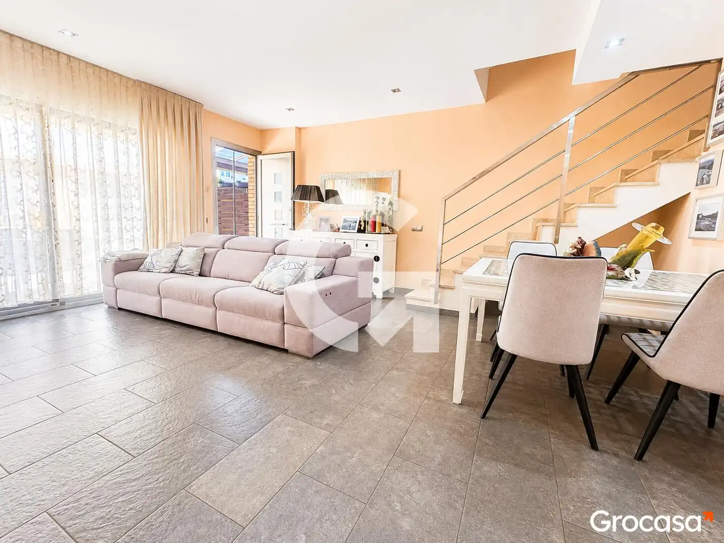 Sala d'estar de Casa adosada en venda en Cubelles amb Aire condicionat, Calefacció i Jardí privat