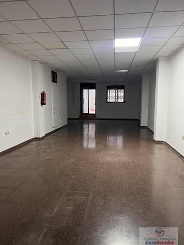Local comercial en Alquiler en Carrer de la Democracia en Nou Moles