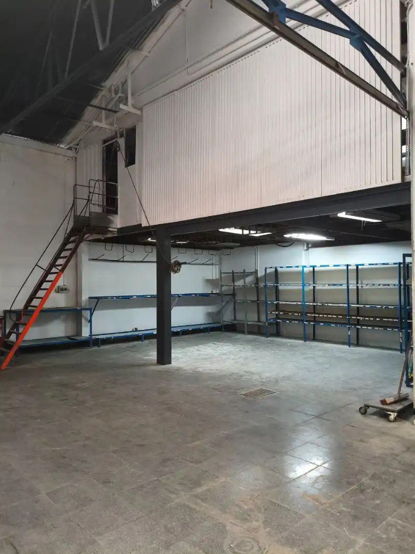 Nau industrial de lloguer en Peligros amb Calefacció i Alarma