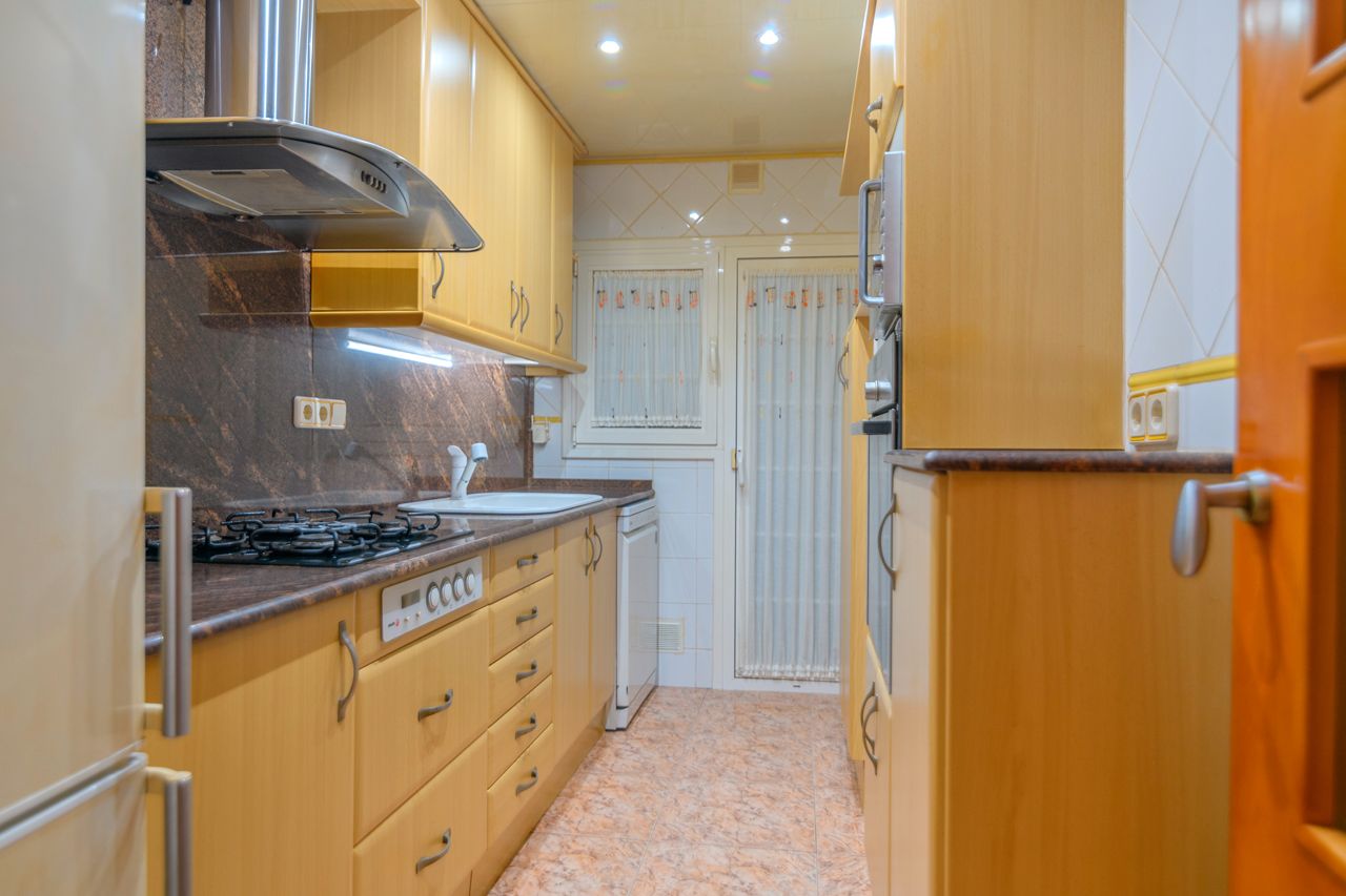 Kitchen of Planta baja for sale in Sant Boi de Llobregat  with Air Conditioner, Parquet flooring and Oven