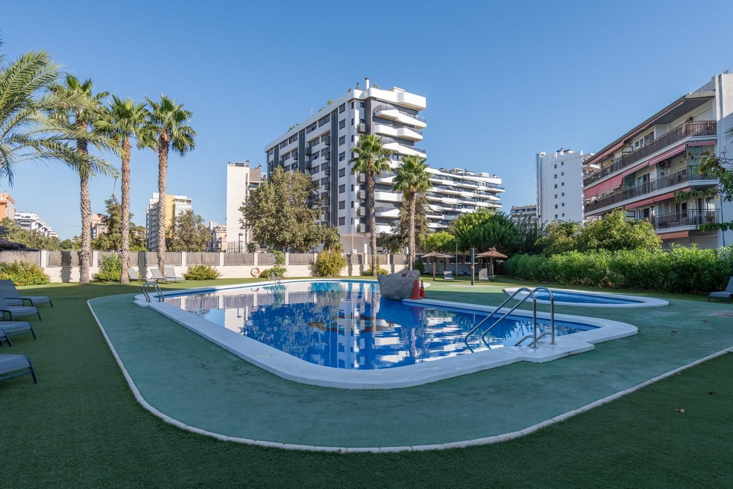 Piscina de Piso de alquiler en Alicante / Alacant con Aire acondicionado, Calefacción y Jardín privado