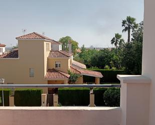 Vista exterior de Casa o xalet de lloguer en Mairena del Aljarafe amb Aire condicionat, Jardí privat i Parquet