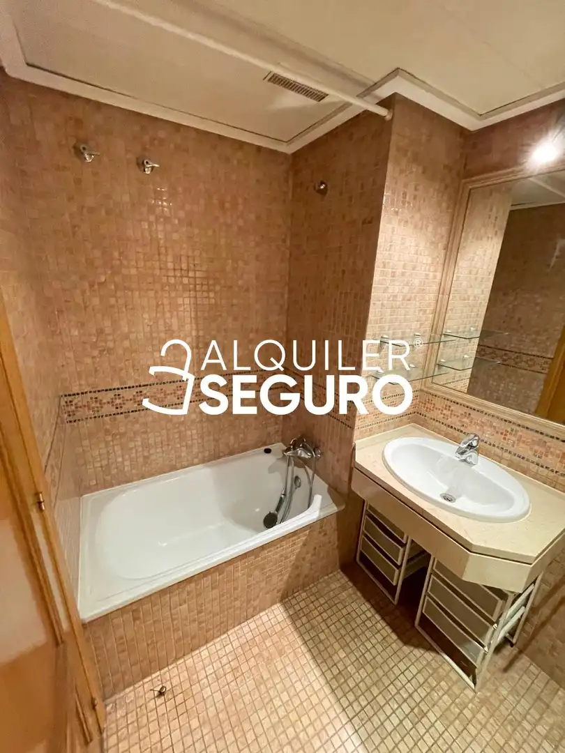 Bathroom of Flat for rent in Carabanchel
