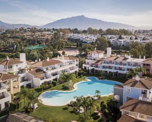 Vista exterior de Apartament en venda en Estepona amb Calefacció, Jardí privat i Terrassa