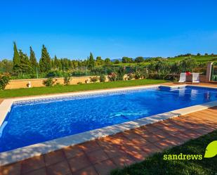 Jardí de Finca rústica en venda en Garriguella amb Aire condicionat, Terrassa i Piscina