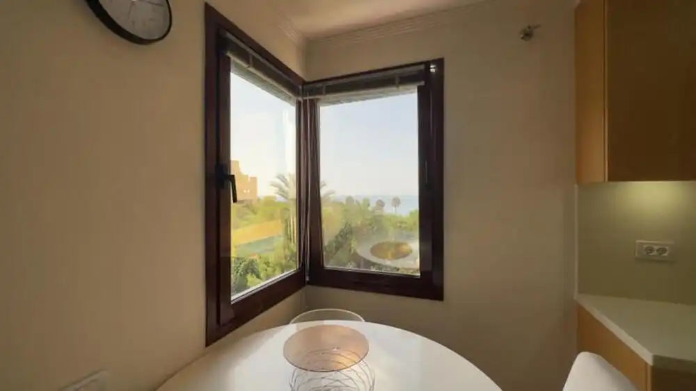 Menjador de Apartament de lloguer en Estepona amb Aire condicionat, Terrassa i Piscina