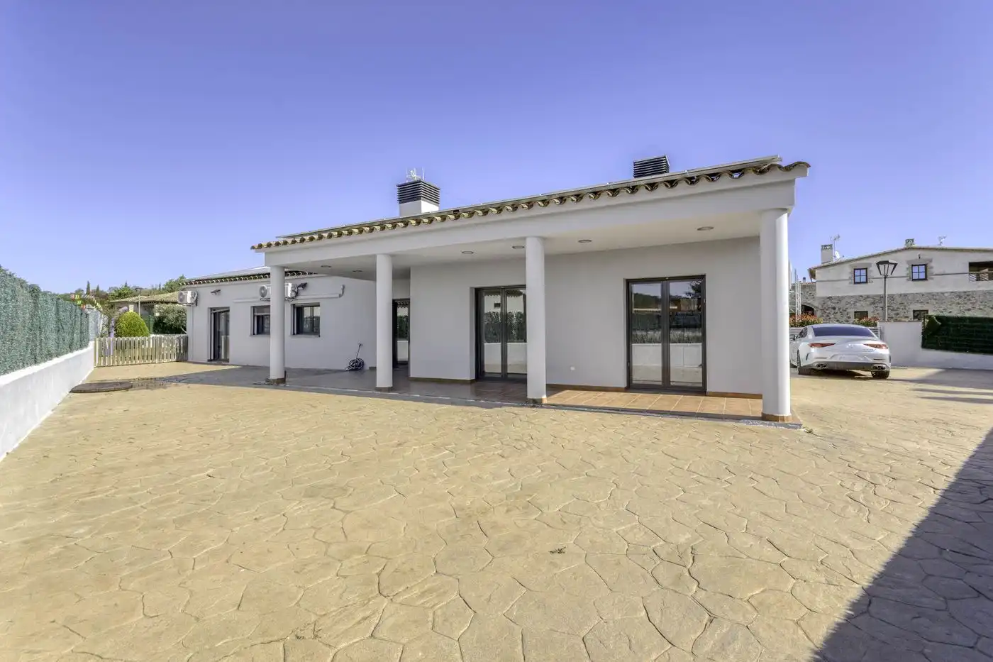 Casa amb piscina en venda a Carrer Canigó