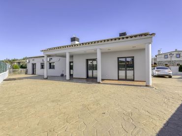 Casa con piscina en venta en Carrer Canigó