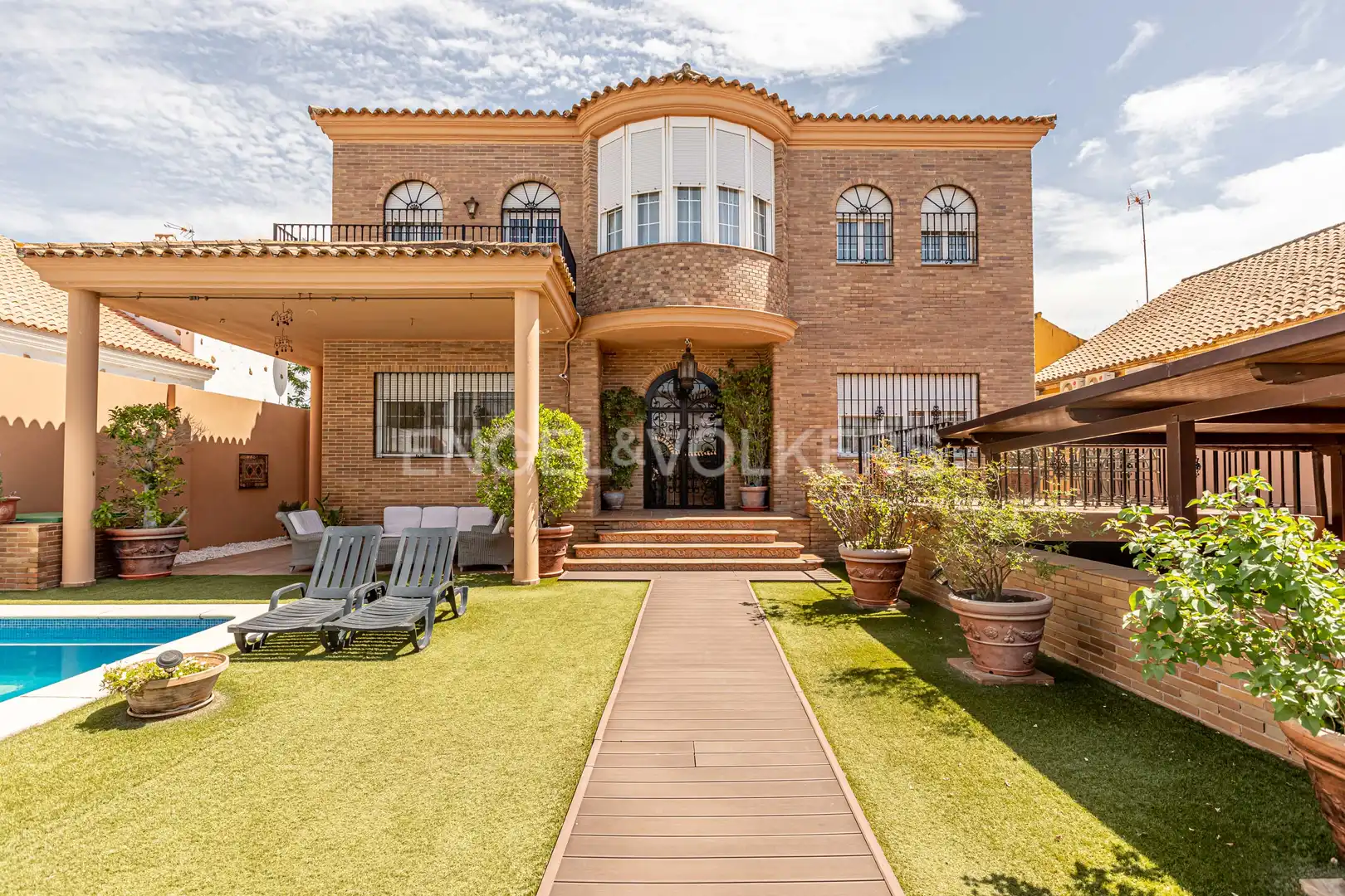 Vista exterior de Casa o xalet en venda en Utrera amb Aire condicionat, Calefacció i Jardí privat