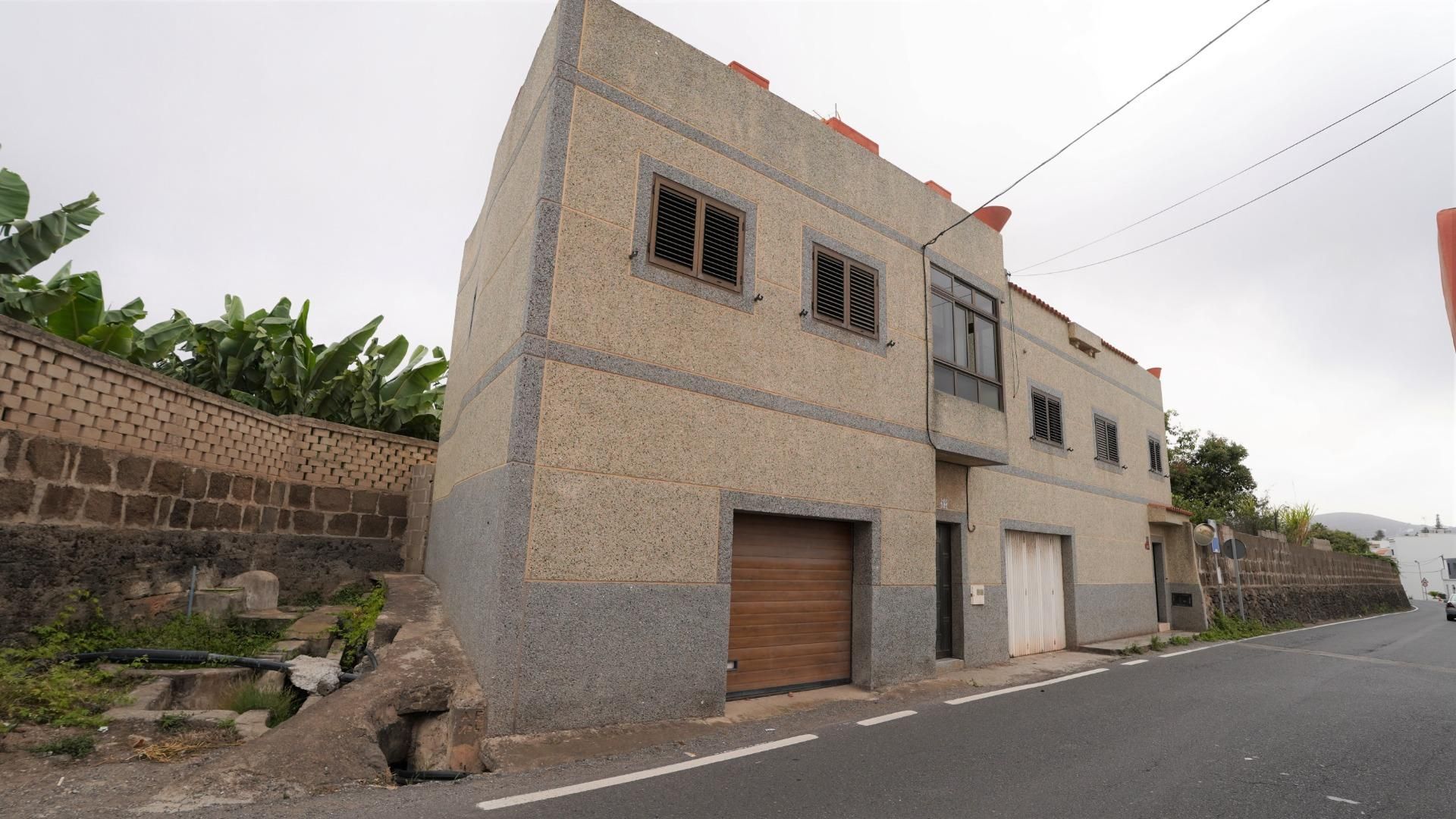 Vista exterior de Casa o xalet en venda en Firgas amb Jardí privat, Terrassa i Traster