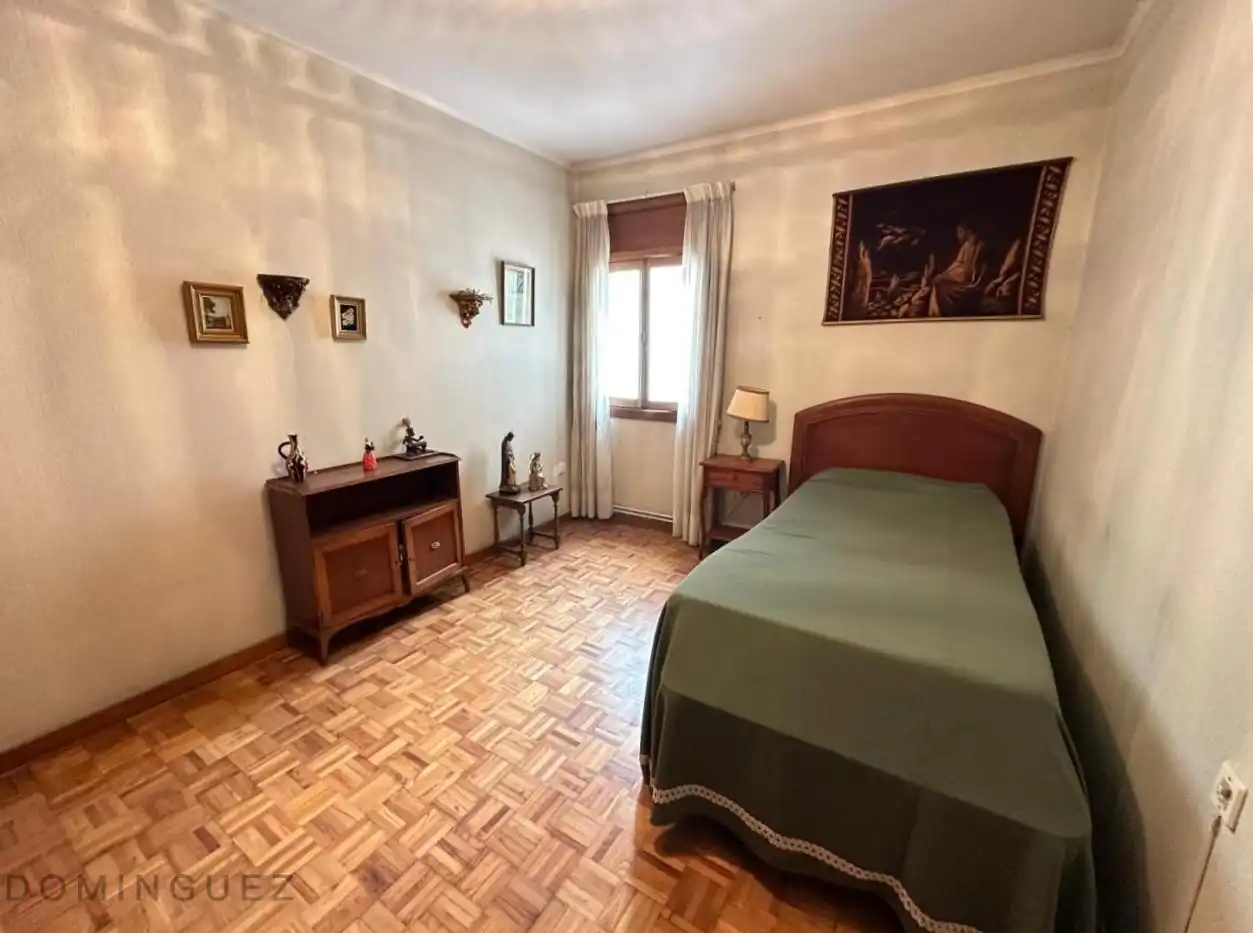 Dormitori de Pis en venda en Vigo  amb Calefacció, Parquet i Terrassa