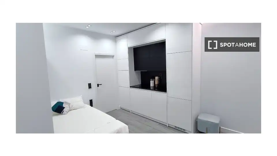 Dormitori de Estudi per a compartir en Madrid amb Aire condicionat, Terrassa i Moblat