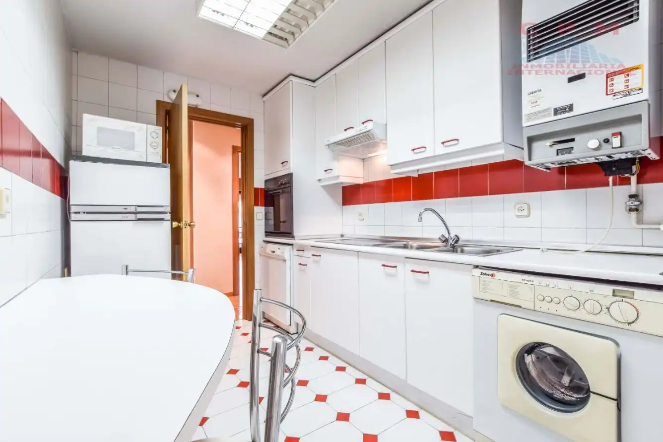 Kitchen of Flat for rent in Madrid  with Air Conditioner, Heating and Parquet flooring