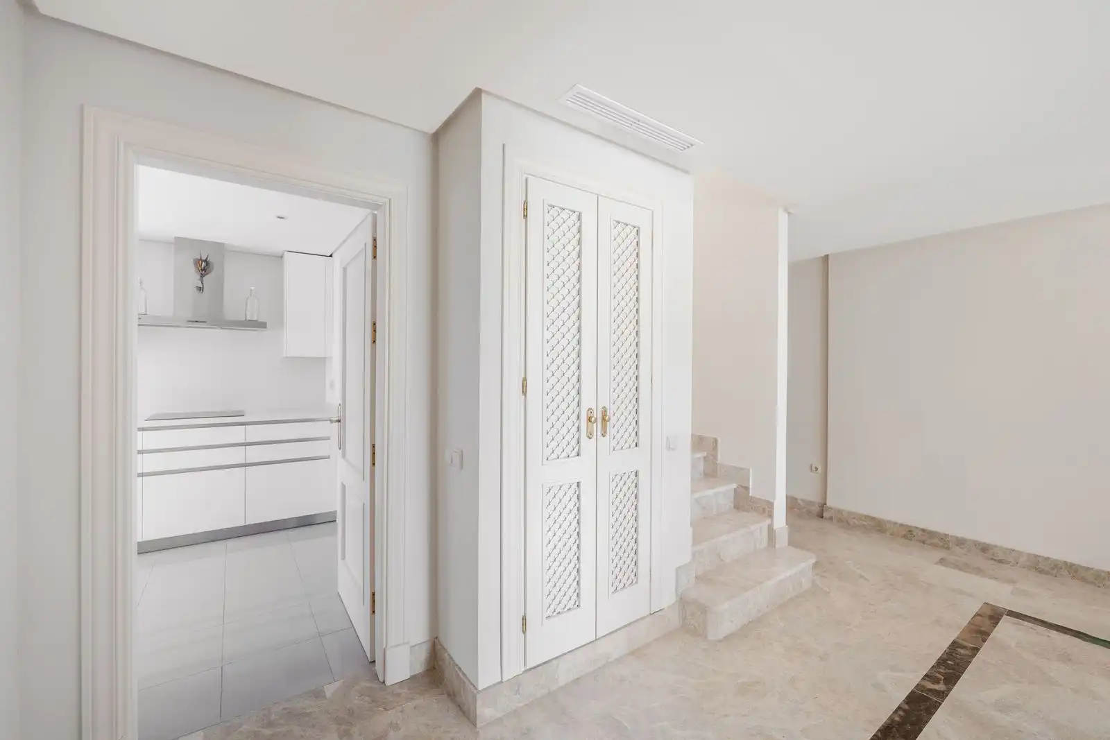 Attic for sale in Marbella  with Terrace, Storage room and Furnished