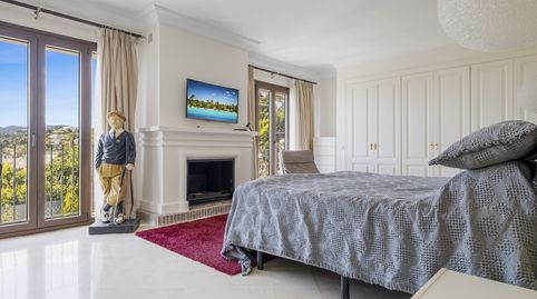 Elegante casa adosada de cinco dormitorios con piscina privada, interiores renovados, amplias terrazas y un entorno tranquilo cerc, imatge 5