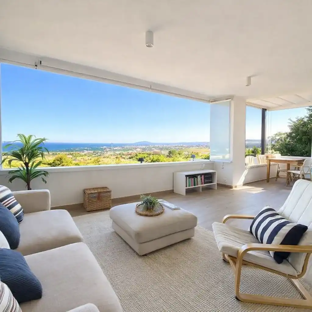 Sala d'estar de Casa o xalet en venda en Marbella amb Jardí privat, Terrassa i Traster