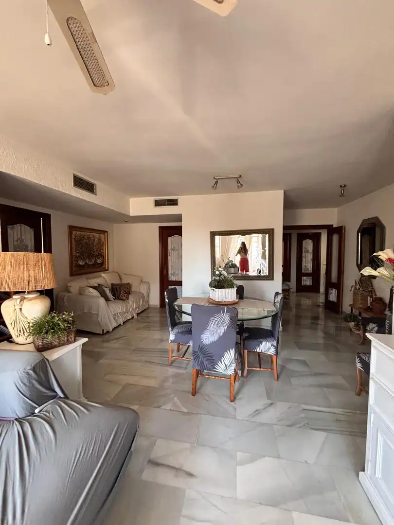 Menjador de Apartament en venda en Marbella amb Aire condicionat, Terrassa i Moblat