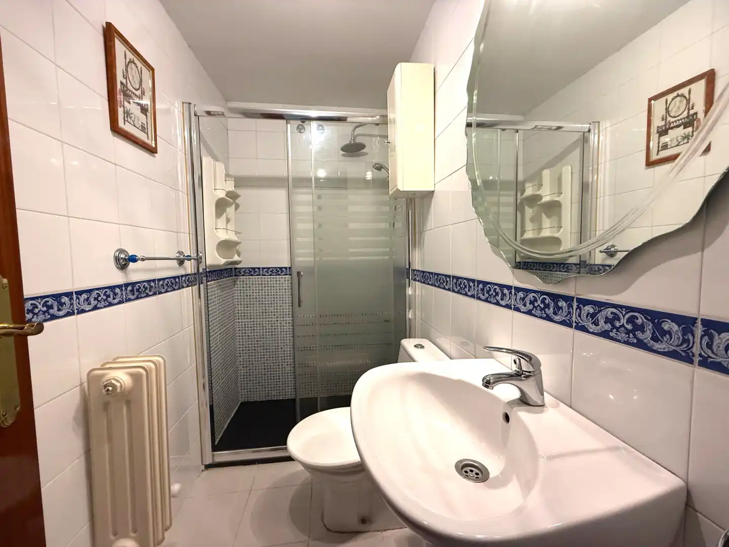 Bathroom of Flat for sale in Granada  with Air Conditioner, Heating and Furnished