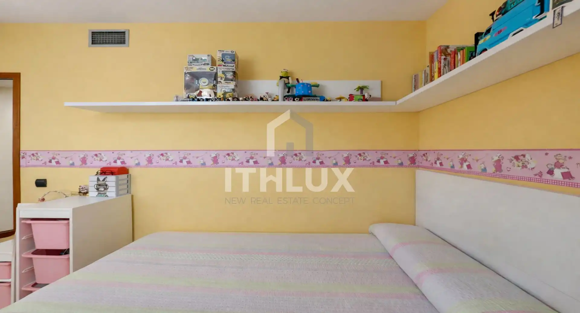 Bedroom of Flat for sale in Sevilla  with Air Conditioner and Terrace