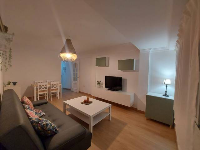 Piso en Alquiler en la caramba en Parque Ayala - Jardín de la Abadía - Huelín