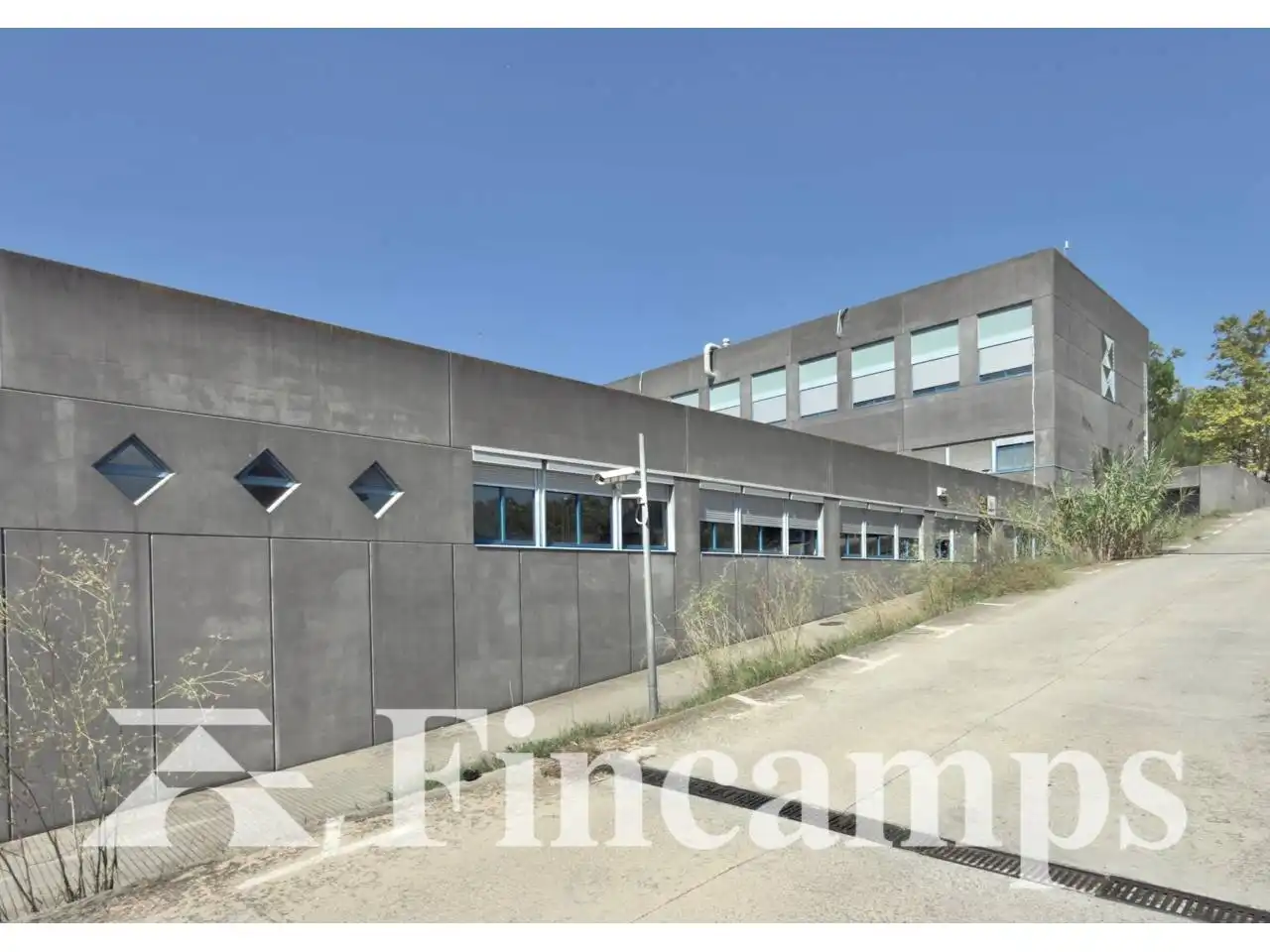 Außenansicht von Fabrikhallen zur Miete in Cerdanyola del Vallès