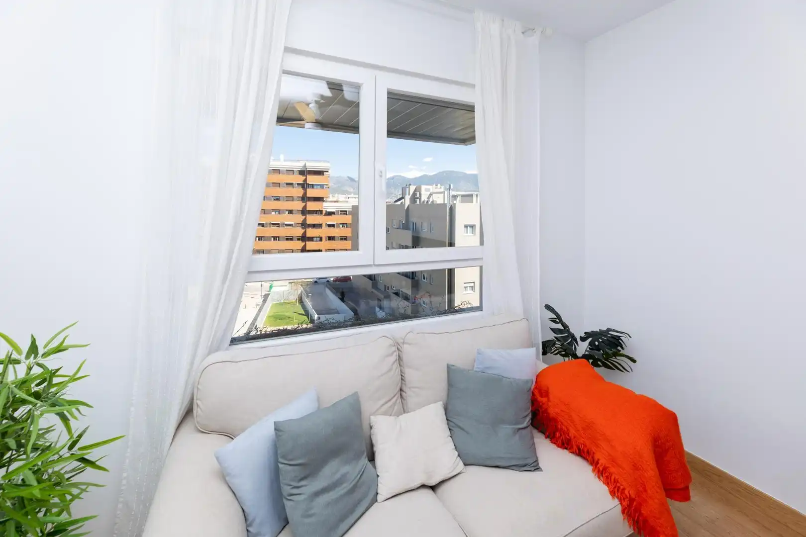 Bedroom of Flat for sale in Granada  with Air Conditioner, Heating and Community pool