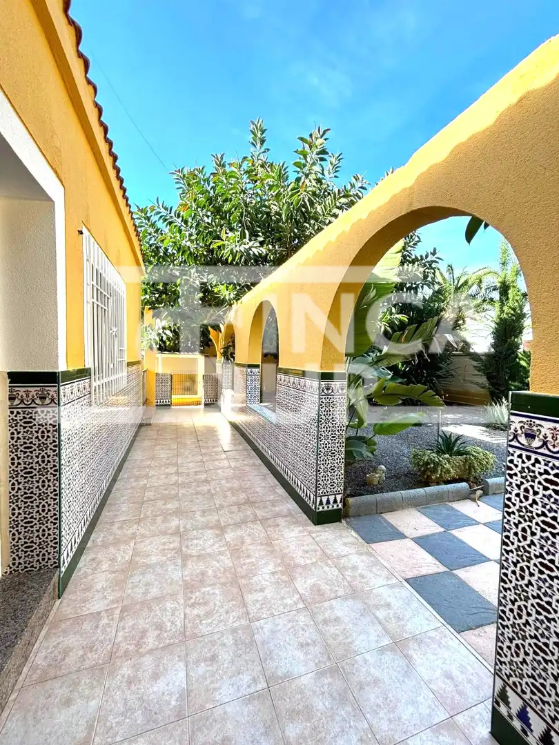 Vista exterior de Casa o chalet en venta en Roquetas de Mar con Aire acondicionado, Jardín privado y Terraza