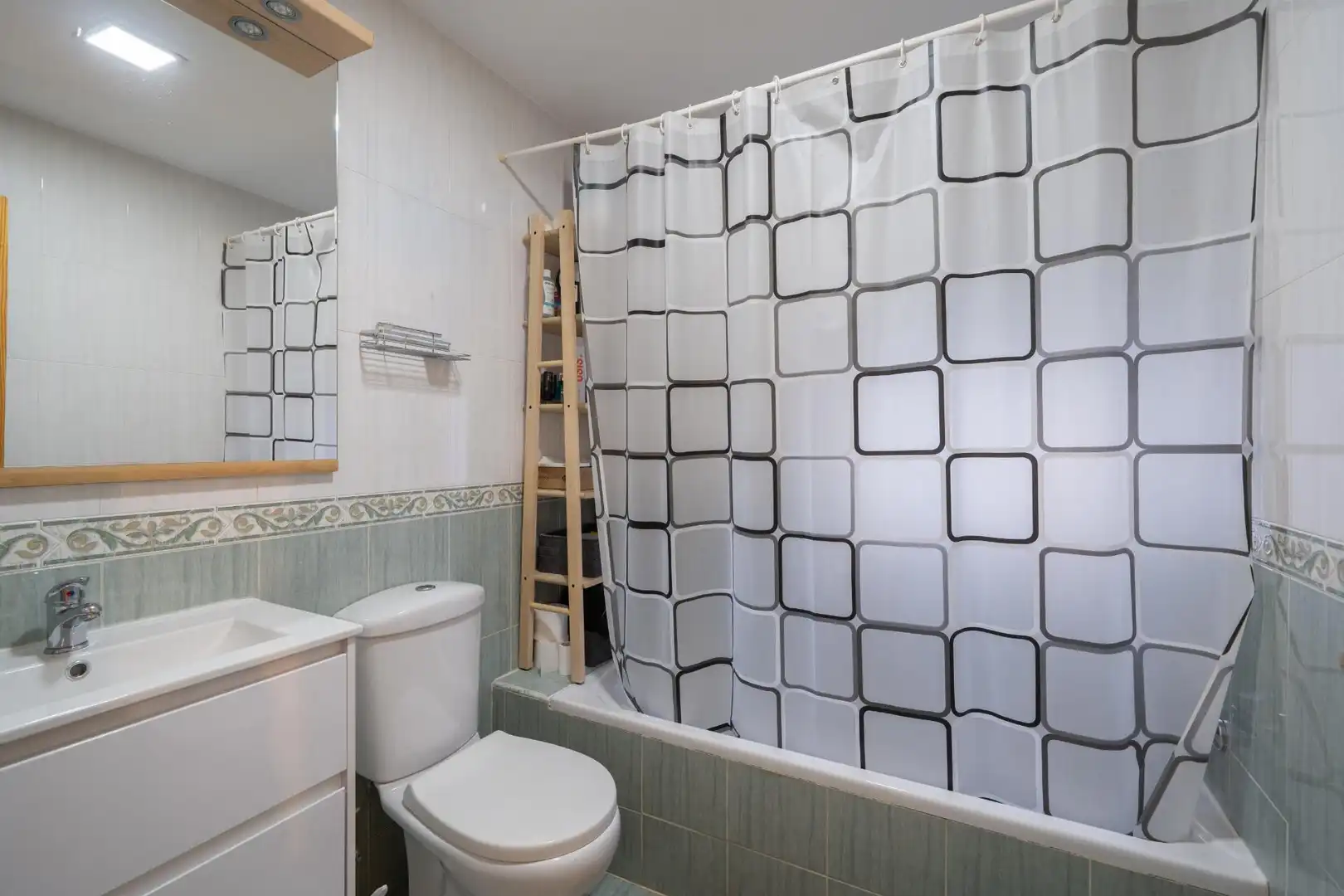 Bathroom of Flat for sale in Gójar  with Air Conditioner, Heating and Terrace