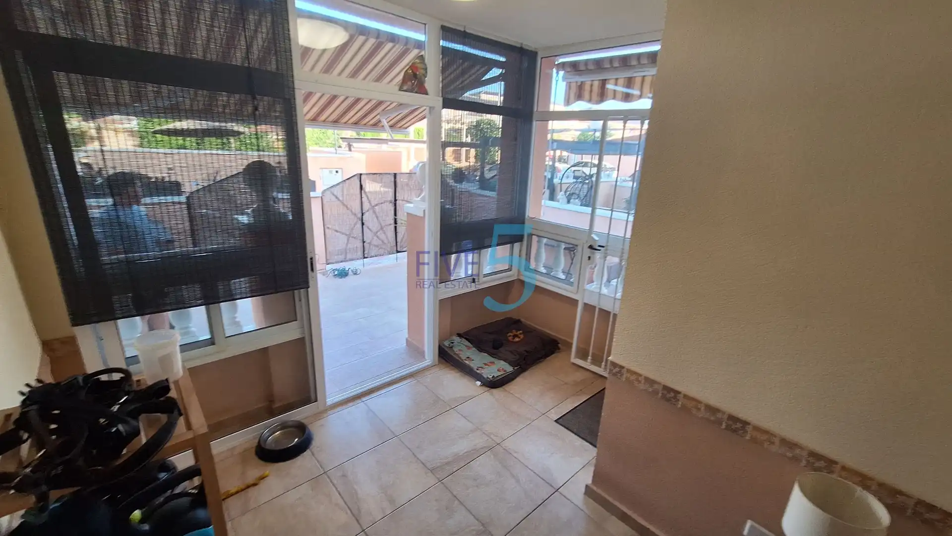 Außenansicht von Maisonette zum Verkauf in Santa Pola mit Terrasse, Abstellraum und Schwimmbad