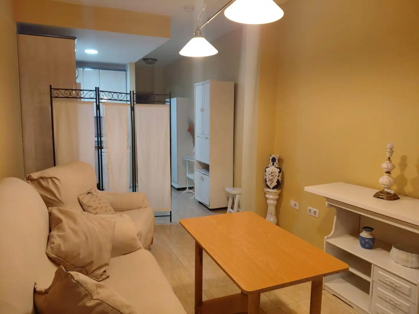 Sala de estar de Piso de alquiler en Camas con Aire acondicionado y Amueblado