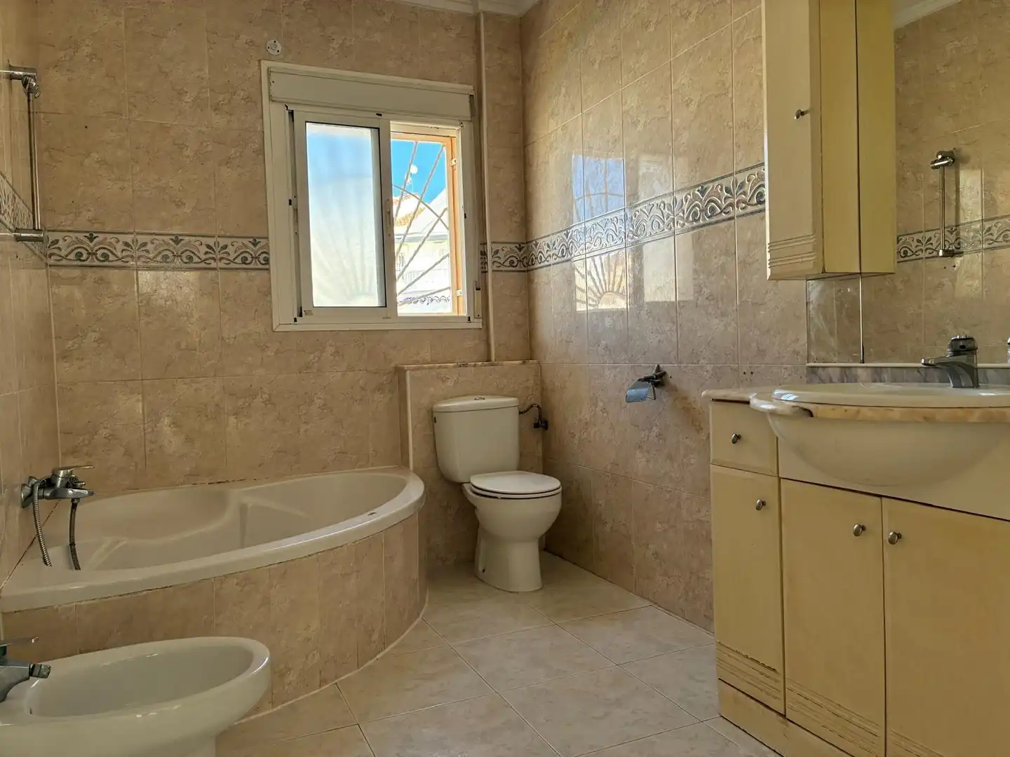 Badezimmer von Haus oder Chalet zum Verkauf in Benijófar mit Privatgarten und Gemeinschaftspool