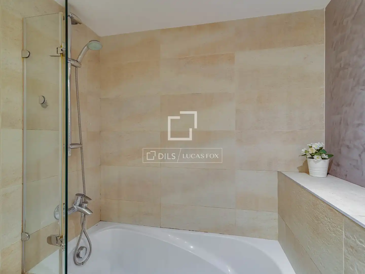 Badezimmer von Wohnung zum Verkauf in Barcelona mit Klimaanlage, Heizung und Parkett