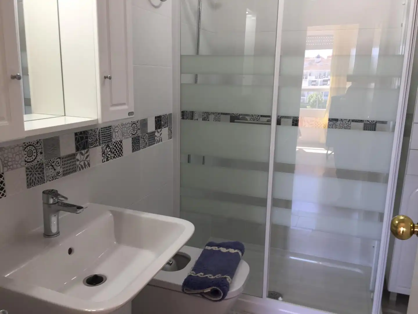Baño de Piso de alquiler en El Portil con Jardín privado, Terraza y Piscina