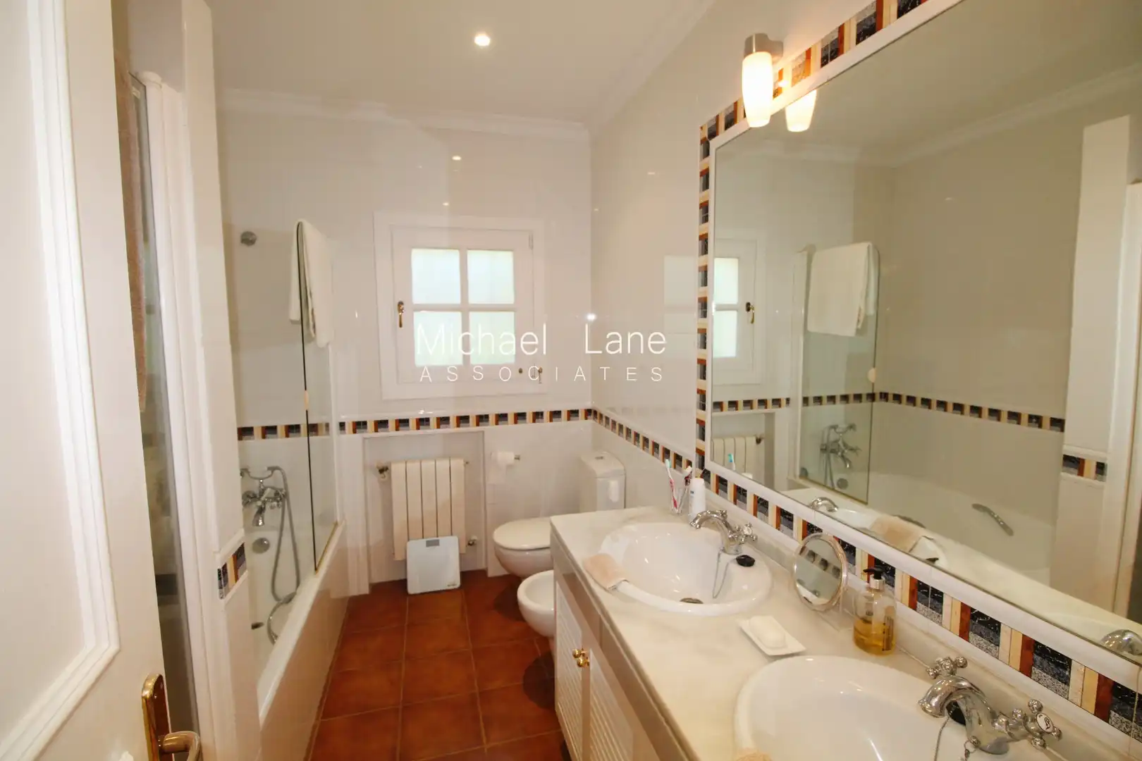 Bathroom of Houses for sale in Sotogrande  with Air Conditioner, Heating and Private garden